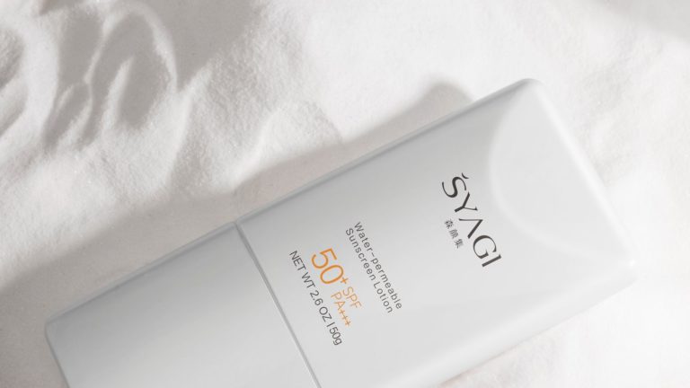 Как выбрать SPF: цифры на упаковке и правило двух пальцев