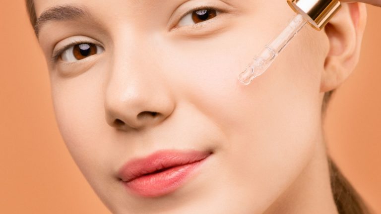 Кислоты в косметике: как применять AHA, BHA и PHA дома