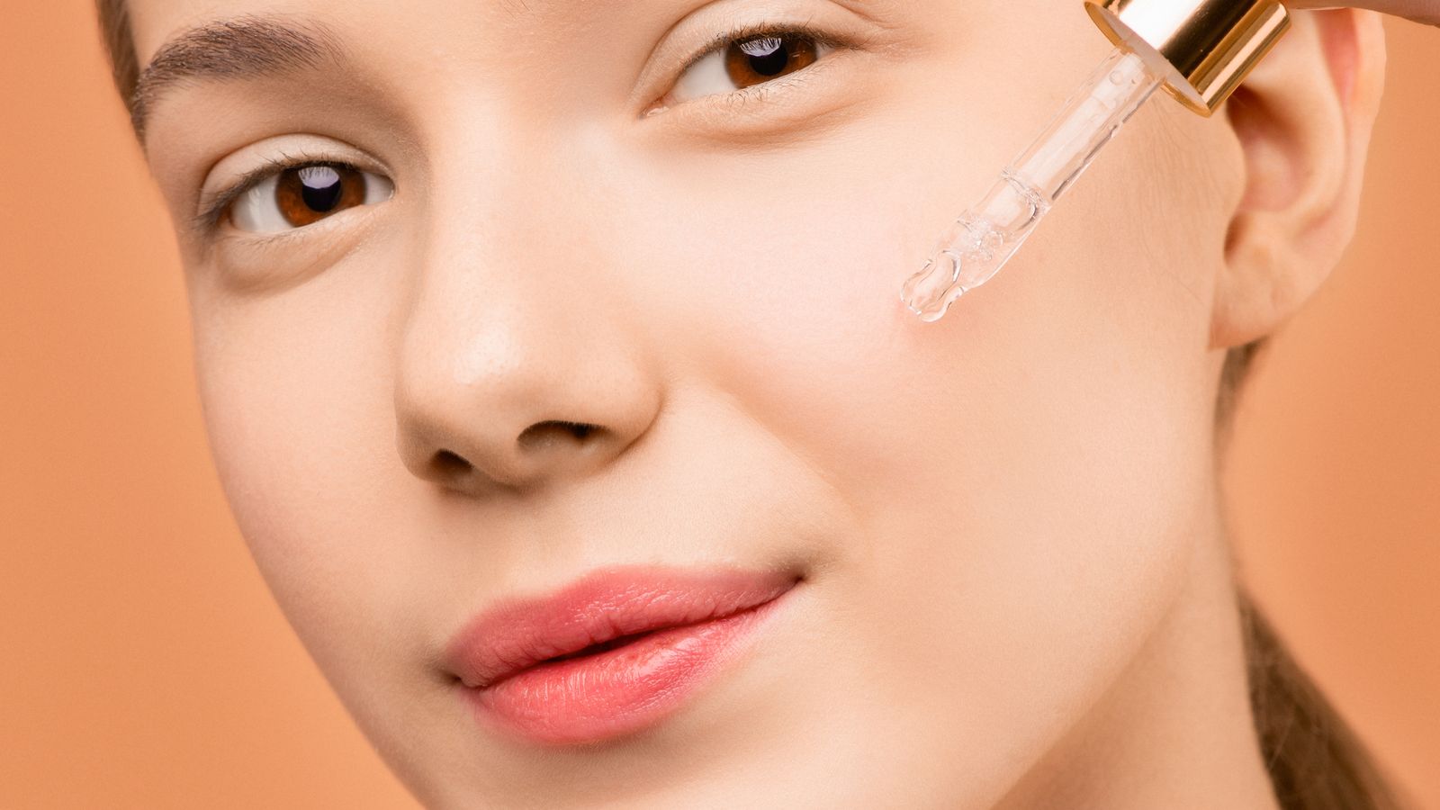 Кислоты в косметике: как применять AHA, BHA и PHA дома