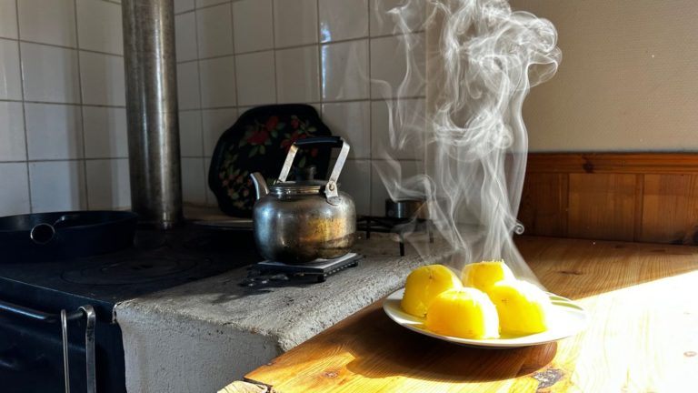 Жёсткая вода из крана: что она делает с кожей и волосами