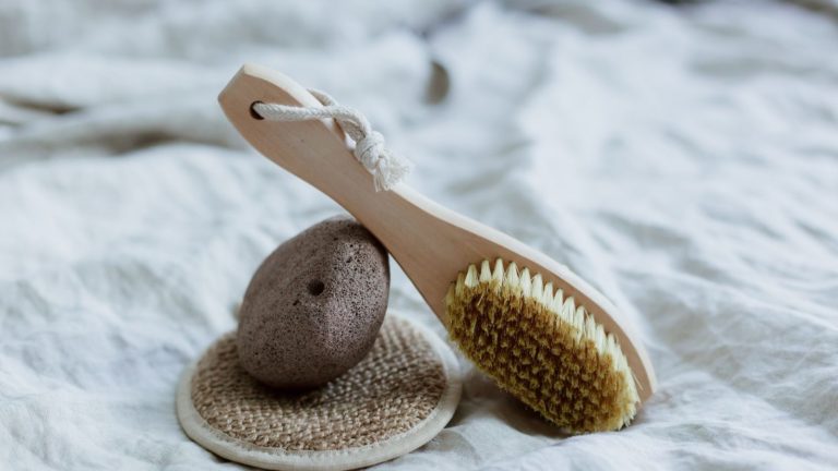Трещины на пятках: домашний уход за сухой кожей стоп